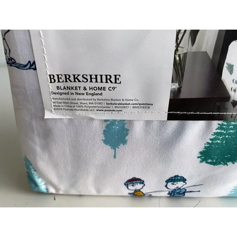 Peanuts Snoopy Charlie Brown Linus Skiing Holiday Christmas TWIN SIZE Sheet Set‎